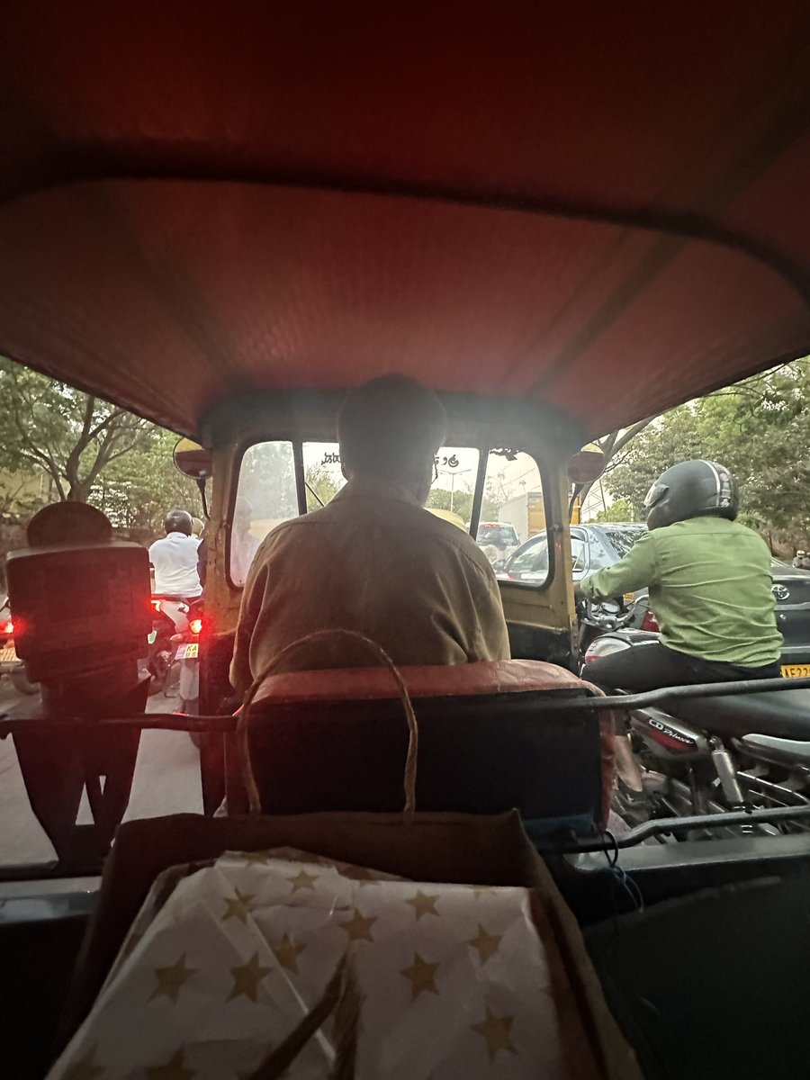 Cute #Bengaluru moment. While I started asking ‘Tumba seke alla?’, he replied ‘Oh kannada baratta’ to then discussing about CET, NEET & other entrance exam that his daughter could attempt who is now in Class 11. I asked if he discusses on these with others too. He replied…