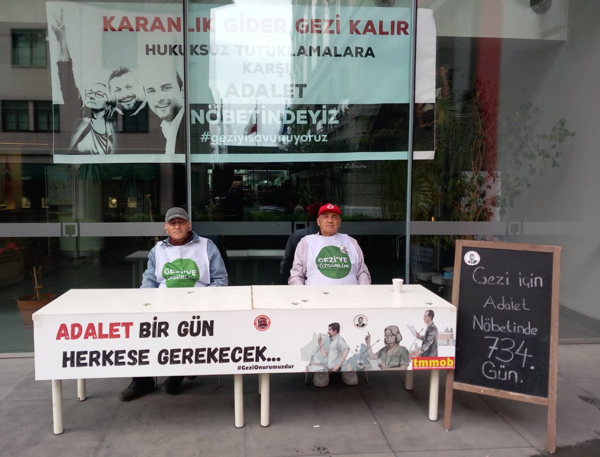 Adalet Nöbetlerimizin 734. Günü geride kaldı. Mesleki etik ilkelerimiz çerçevesinde kamusal alanlarımızı savundukları için cezalandırılan arkadaşlarımızla dayanışmamızı daima sürdüreceğiz. #GeziyeÖzgürlük #GeziyiSavunuyoruz