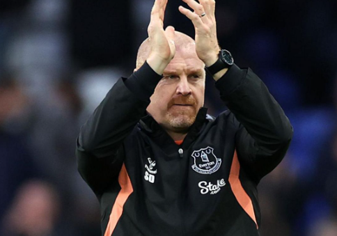 Sean #Dyche praised Everton's Merseyside derby win, crediting player determination and the crowd's energy. Goals from #Branthwaite and #Calvert-Lewin secured a crucial 2-0 victory over #Liverpool, pushing Everton clear of #relegation worries.  #Everton #MerseysideDerby 🏟️⚽