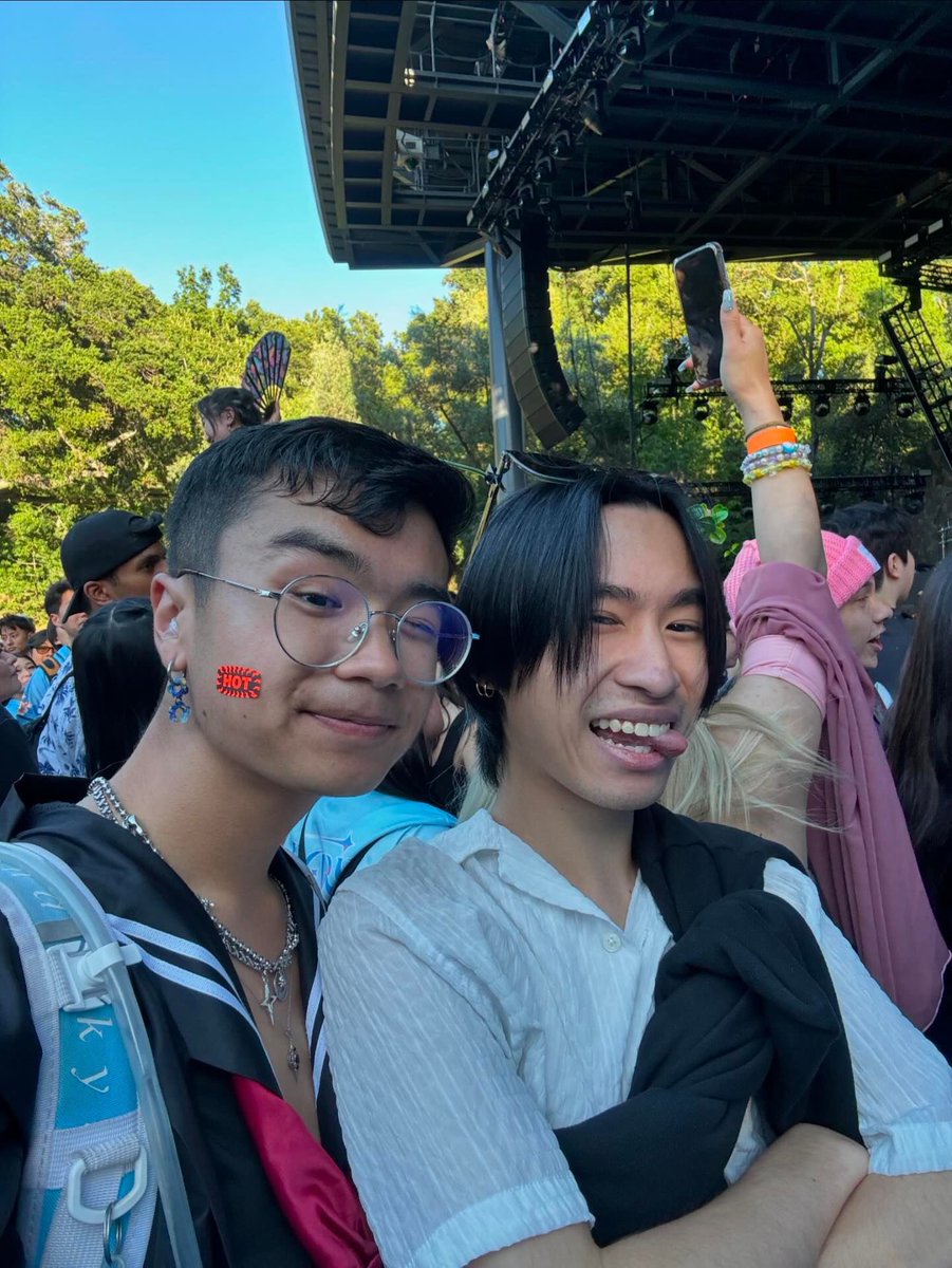 sotylrd's tweet photo. although i was struggling with food poisoning and lack of sleep, #StayInBloom really provided me with so much energy and happiness (dw i am trying to still eat and sleep LOL) im so glad i saw old friends and made new ones 🙈🤭 https://t.co/R0r2dhwH2i