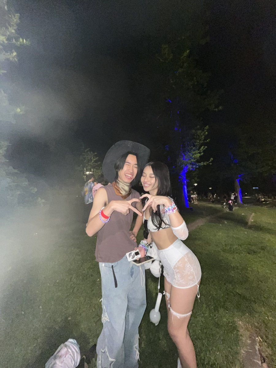 sotylrd's tweet photo. although i was struggling with food poisoning and lack of sleep, #StayInBloom really provided me with so much energy and happiness (dw i am trying to still eat and sleep LOL) im so glad i saw old friends and made new ones 🙈🤭 https://t.co/R0r2dhwH2i