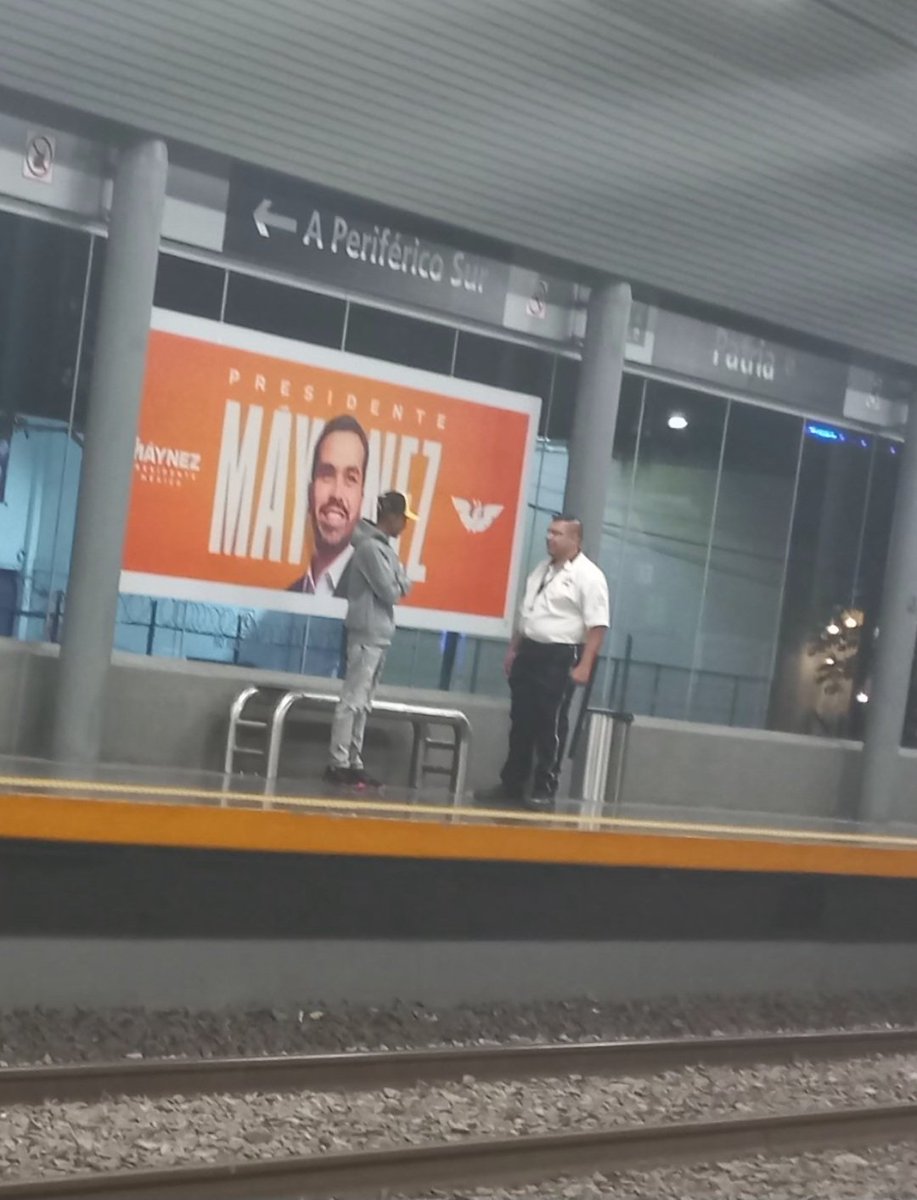 leonblanco_91's tweet photo. @SITEURJAL quiero hacer el reporte de este guardia ya que pasando las 9 pm fe hoy me baje en la estación patria le dije al guardia que me ayudara a abrir la puerta y el guardia me hace la seña de que ahorita iba siguió platicando muy buena la platica porque  risa y risa andaba https://t.co/bUJiY9qmwv