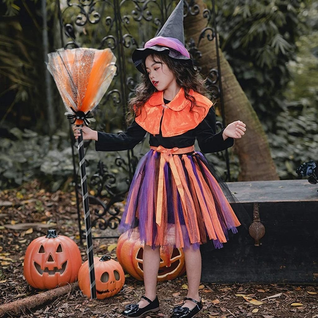 Hexennacht
Kinder mögen dieses Fest ganz besonders: Sie können sich als Hexen verkleiden und allerlei Schabernack treiben. Das ist auch unter dem Verb “walpern” bekannt:Kinder schnappen sich Gartengeräte oder andere Gegenstände und stellen diese an einen anderen Ort