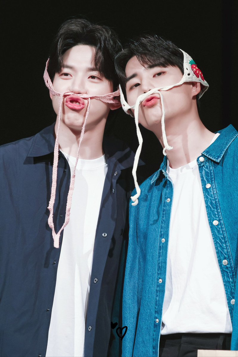 각자 자기 홈마 보는 거 웃기고 기염넹 .. 아이돌이다