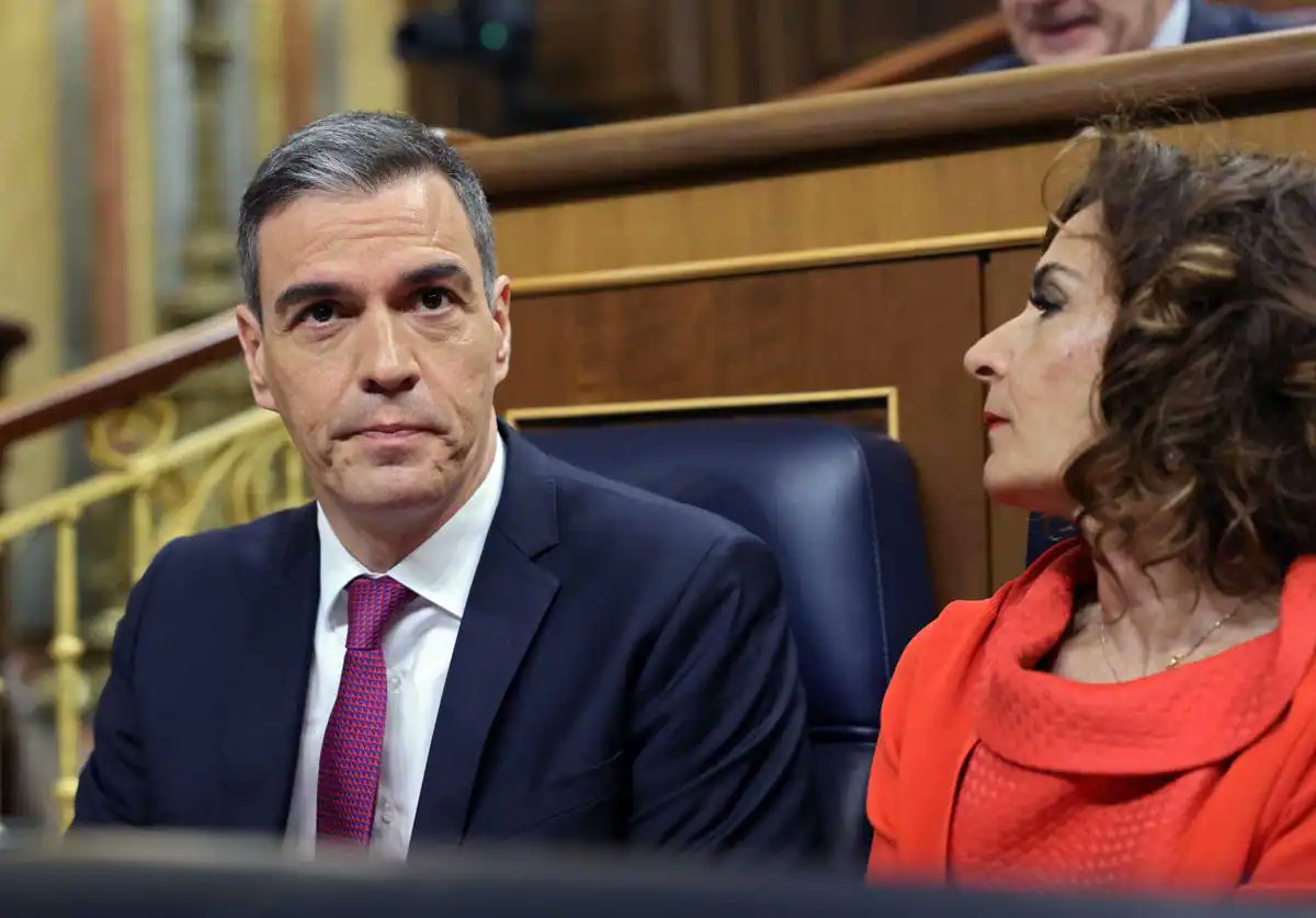 🔶 SUR+ 📰 Pedro Sánchez decide este lunes si desiste de su empeño por gobernar. ✍ @LourdesPerez_RC y @PauladeLasHeras 📷 T. Coex / Afp ➡️ diariosur.es/nacional/sanch…