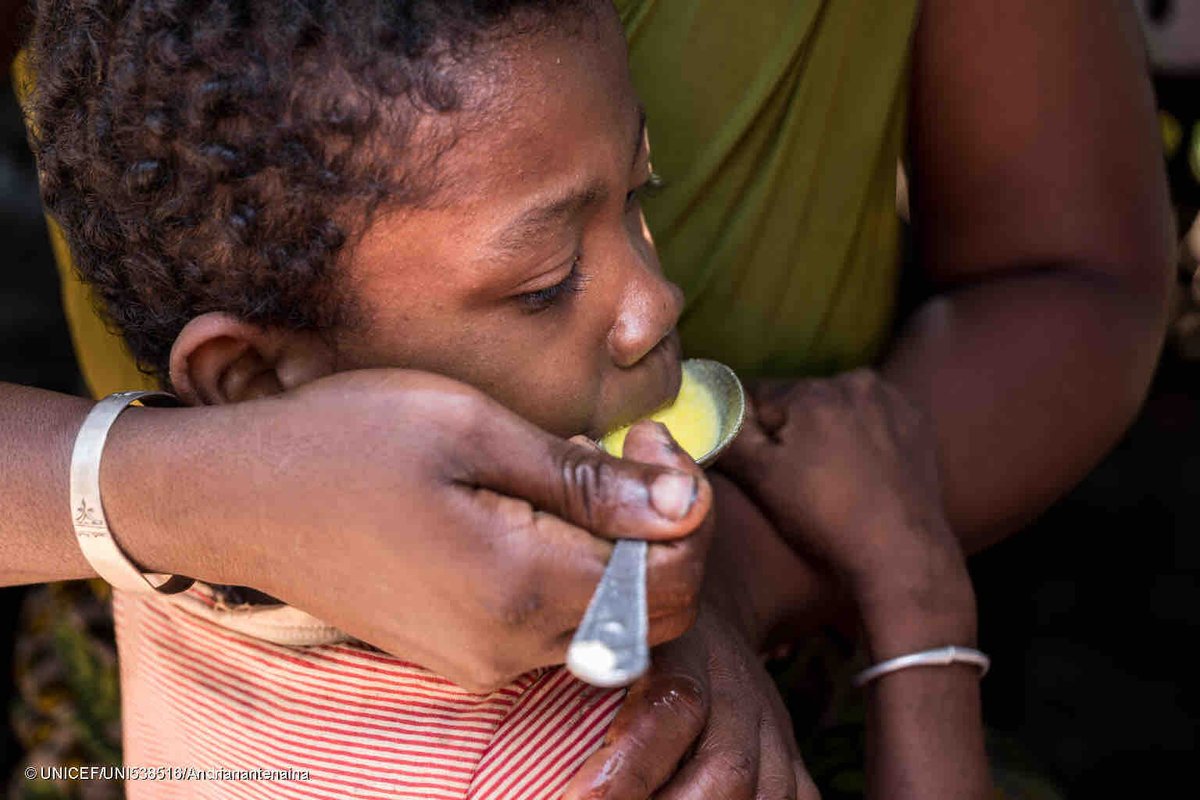 In Fort-Dauphin, southern Madagascar, a malaria prevention campaign targets children aged 5 to 14, with support from @unfoundation to UNICEF, involving community workers and healthcare agents distributing medication and raising awareness. More here: uni.cf/4bcKfhe