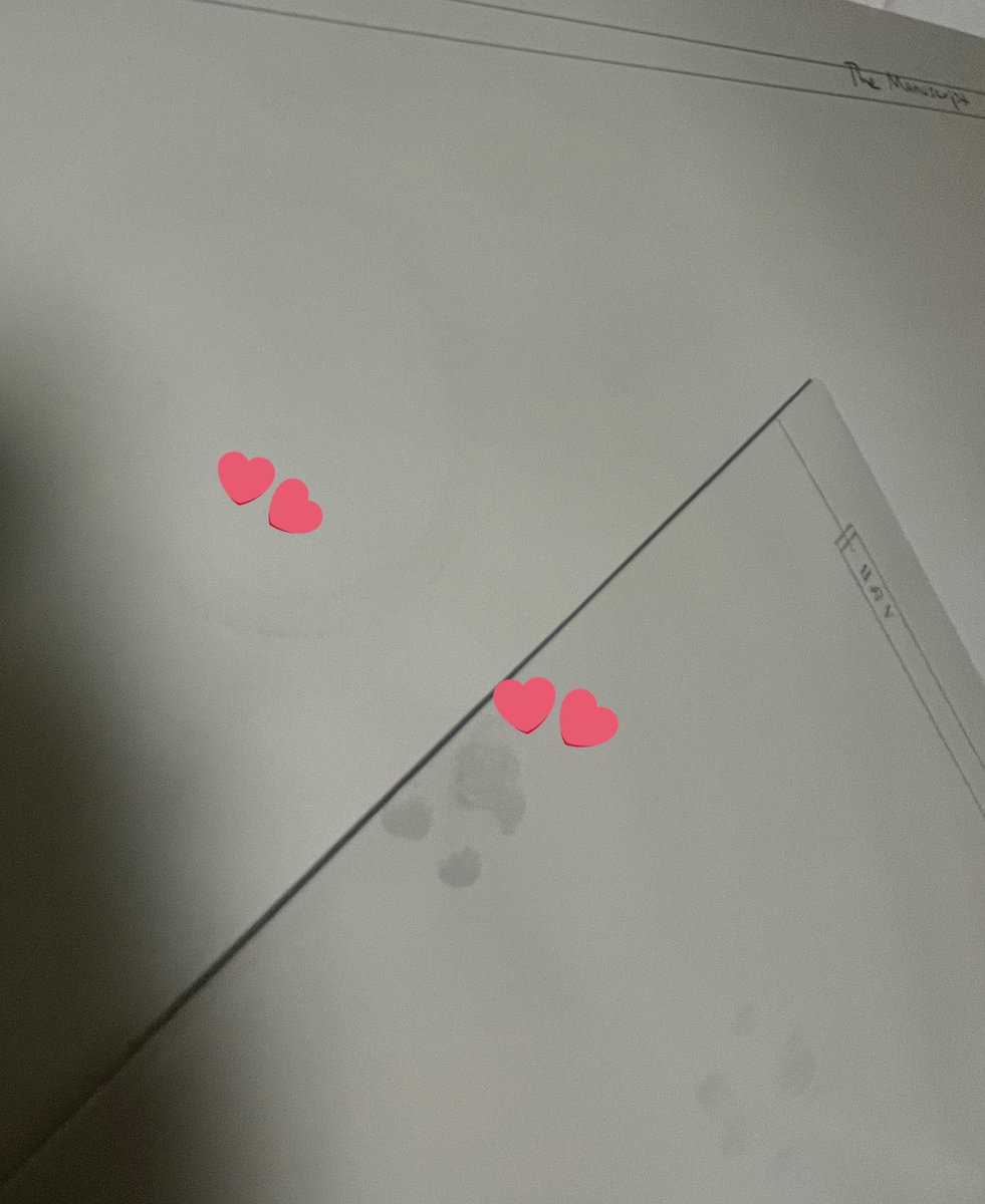 사진찍다가 대 참사가 일어났긴한데 아무튼
이뻐요😆
메뉴스크립트 전등에 비추면 사진보다 더 찐하게 노란빛(?) 도는데 이것도 이쁨!!
그리고 엘피커버종이에 발바닥 자국이랑 컵 자국.. 디테일 너무 감동스러움