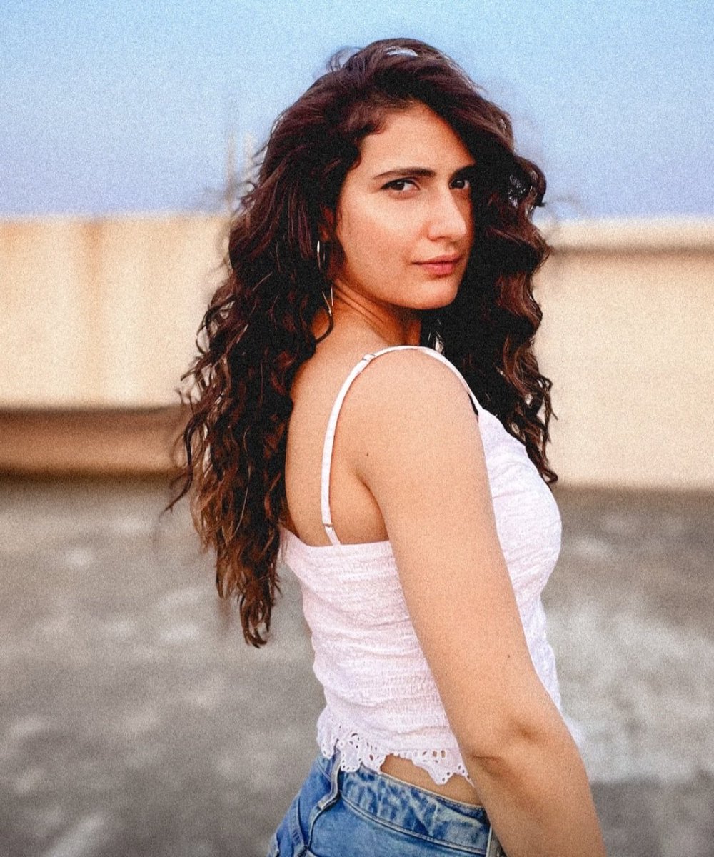 #FatimaSanaShaikh shares a lovely picture in a casual look ❤️