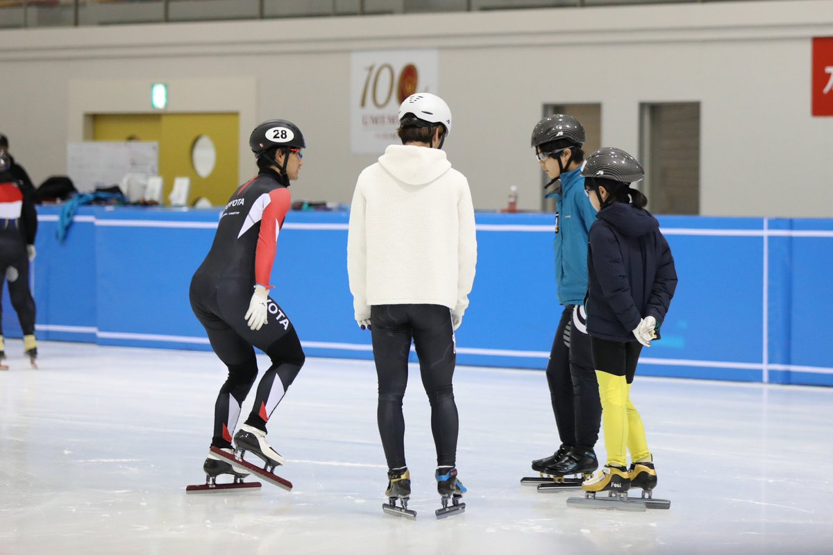 本日は、中京大学アイスアリーナにて愛知県スケート連盟スピード部合同練習を行いました。ノービス、ジュニアの選手たちから元気をいただきました❗️ #中京大学スケート部 #トヨタ自動車スケート部 #ショートトラック