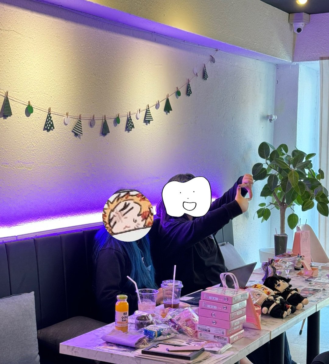 appny_ren's tweet photo. #호접몽_후기

호접몽 일반스탭이었던 앞니입니다🦋
일카스탭은 첨이었는데 미숙했을 수 있는 부분들을 스탭분들과 손님들이 채워주셔서 무사히 행사 마무리 할 수 있던 것 같습니다 감사합니다!💜 https://t.co/ZGAxEjzcL4