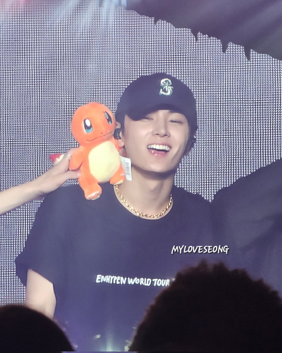 Heeseung putting the Charmander plushie on Jay's shoulder 🥰🥰🥰 #ENHYPEN_IN_TACOMA