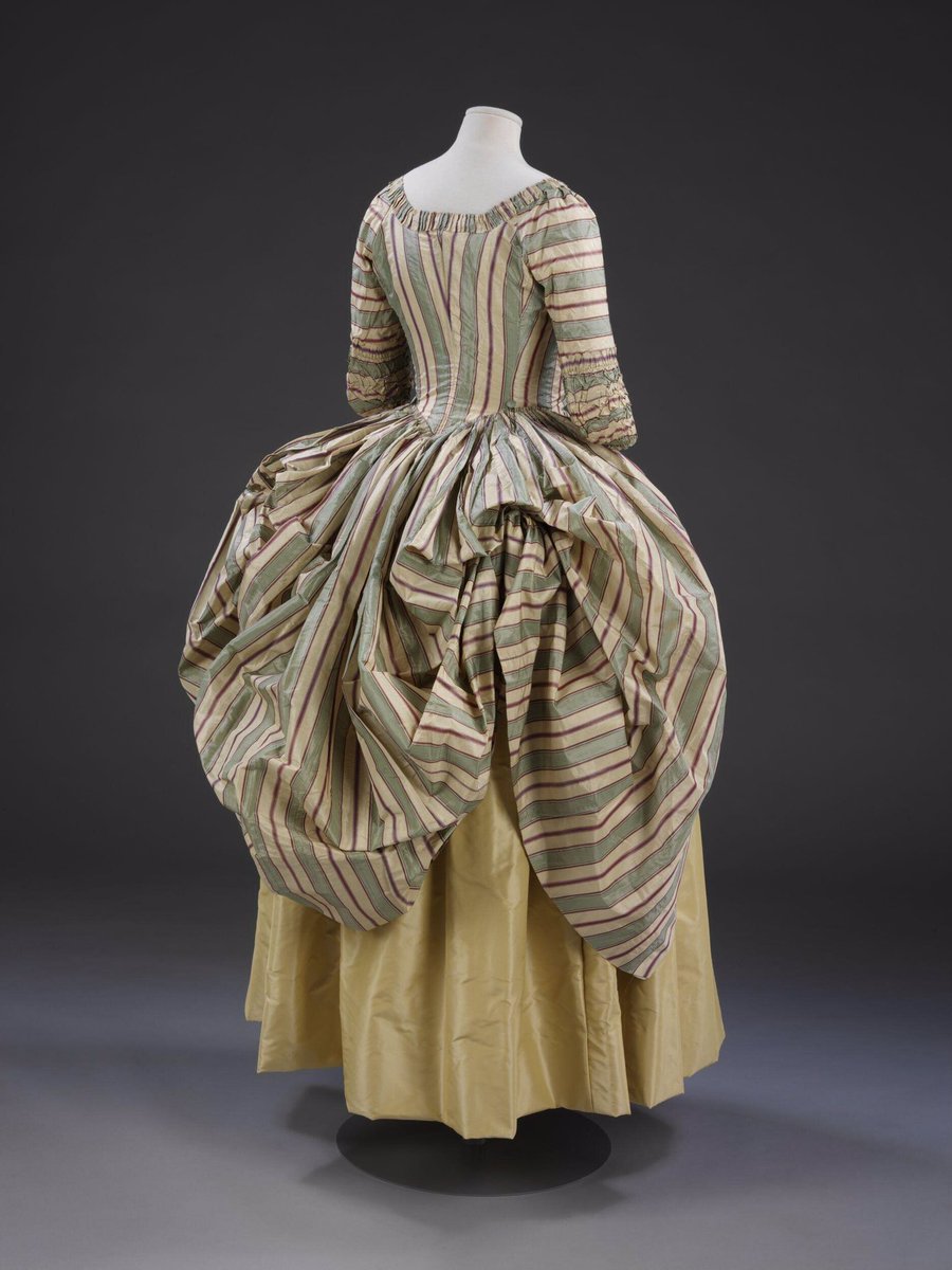 Thank you for following & welcome new followers. Wishing you all a good week ahead. 💛 Described by @V_and_A as a robe à l’anglaise retroussée, silk gown lined with linen, Scottish, made 1775-80. Read the full description here: collections.vam.ac.uk/item/O110099/g… #MondayMorning