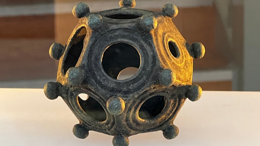 Mystery Roman find to go on public view in Lincolnshire for the first time: An ultra-rare Roman artefact found at Norton Disney is to go on display next month. Discovered last summer by members of the North Disney History and Archaeology Group, it’s this… dlvr.it/T68VQ3