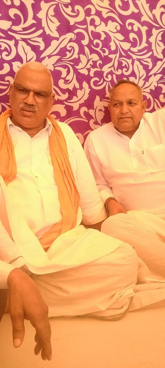 CBAdhana_G's tweet photo. आज गृह राज्यमंत्री राजस्थान सरकार आदरणीय #श्री_जवाहरसिंह_बेढ़म जी के चाचाजी के निधन पर "बेढम" पहुंचकर श्रृद्धांजलि अर्पित की।
#BJP_Rajasthan #Bhajanlal_Sharma #CP_Joshi @NarendraKemari
#JawaharSingh_Bedam @BedamSingh @VijaySBainsla
#Dr_Shailesh_DigamberSingh https://t.co/f7MPe4dZHP