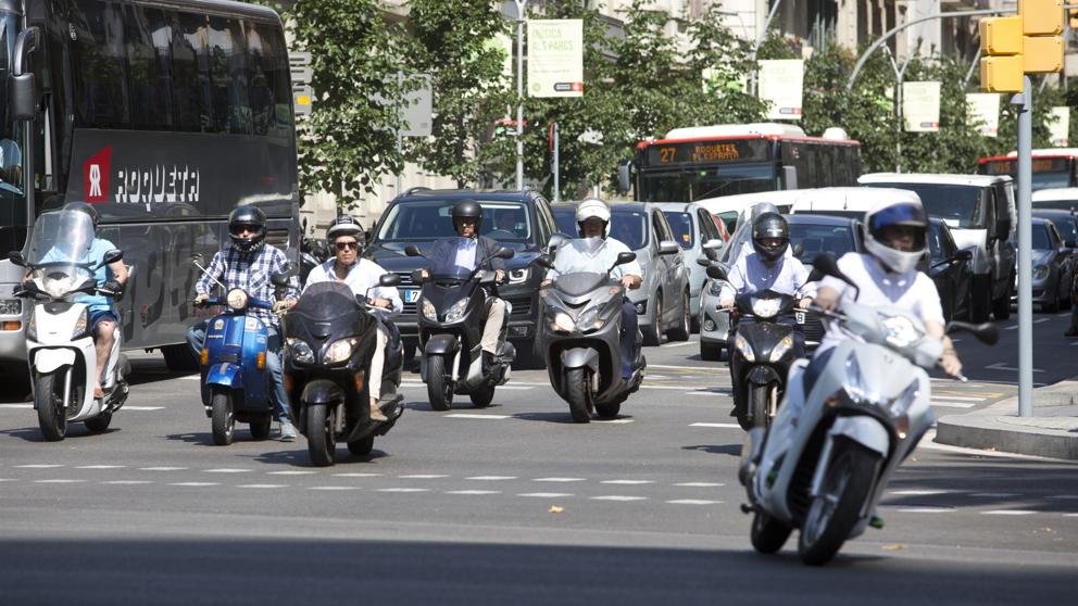 Terra_Futur's tweet photo. No sé si Barcelona mai serà Amsterdam, el que sé es que ara és Nova Delhi 👇 
Promocionar la moto és posar Barcelona a nivell del tercer món, contaminació, soroll, accidents i malalties.💩💩💩 https://t.co/CiB2WpKGFv