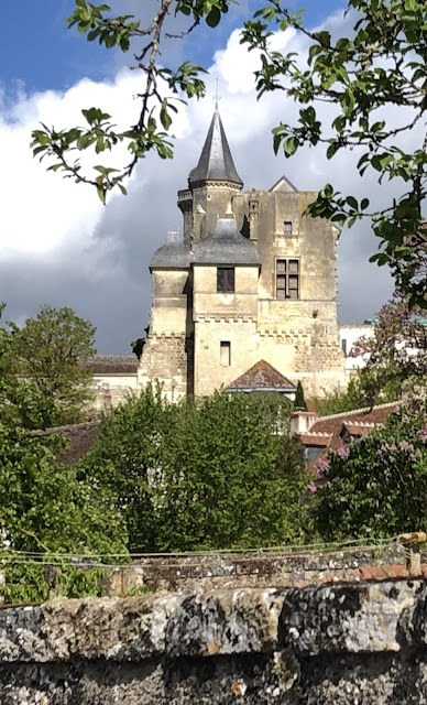 Monday's chateau... Chateau du Grand-Pressigny captured yesterday. 📷@iamjamescraig experienceloire.com/le-grand-press… @RCValdeLoire #loirevalley #chateau #Touraine #France #MondayMotivation #MagnifiqueFrance
