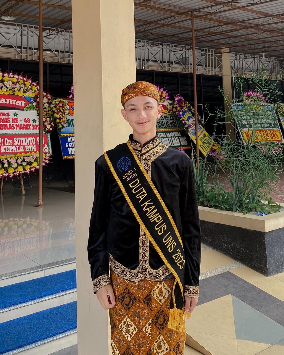 heedzeed's tweet photo. lupa kalau ada twit, hai warga twit lupa belum ngabarin,  allhamdulilah aku yang tidak menyangka jadi anak FK sekarang ga menyangka lagi jadi Juara 1 Duta Kampus UNS!! langkah yang belum pernah aku duga hingga sekarang! proud of me <3 https://t.co/YdRFEDRXJc