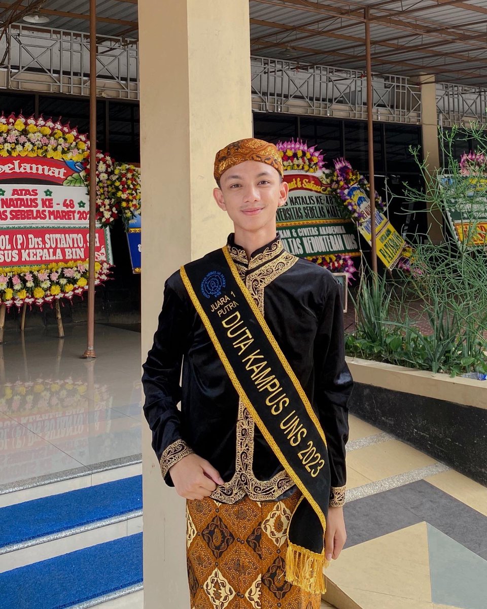 heedzeed's tweet photo. lupa kalau ada twit, hai warga twit lupa belum ngabarin,  allhamdulilah aku yang tidak menyangka jadi anak FK sekarang ga menyangka lagi jadi Juara 1 Duta Kampus UNS!! langkah yang belum pernah aku duga hingga sekarang! proud of me <3 https://t.co/YdRFEDRXJc