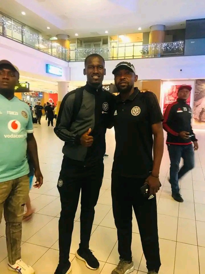 🛬 𝗧𝗘𝗔𝗠 𝗔𝗥𝗥𝗜𝗩𝗔𝗟 📆 Today April 29th, 2024. 📍 @capetownint 🕓  11h00 🏴‍☠️ #UpTheBucs | #OnceAlways ⚫️🟢🔴⭐