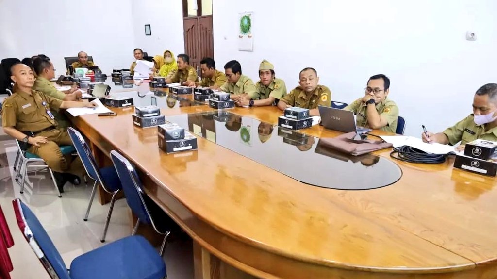 Sekda Grobogan Anang Armunanto Memimpin Rapat Koordinasi, terkait Pembahasan Pagu Indikatif RKPD TA 2025 di lingkungan Setda Grobogan bertempat di ruang rapat Sekda (29/04).