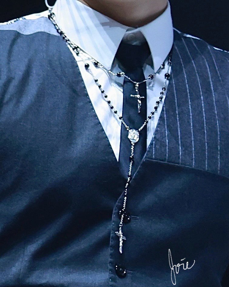 oh this clear close up of the matching rosaries.