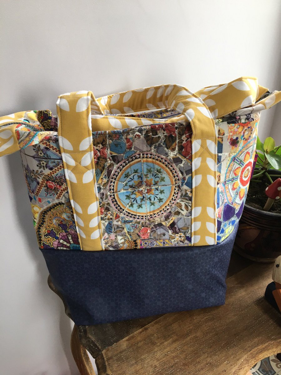 Good morning, the sun is out! Full steam ahead with summer fabrics from now on! Two big free standing bags with bag feet, 3 slip pockets, and zip closure! #earlybiz #handmadegifts #MondayMotivaton #cats #mosaici