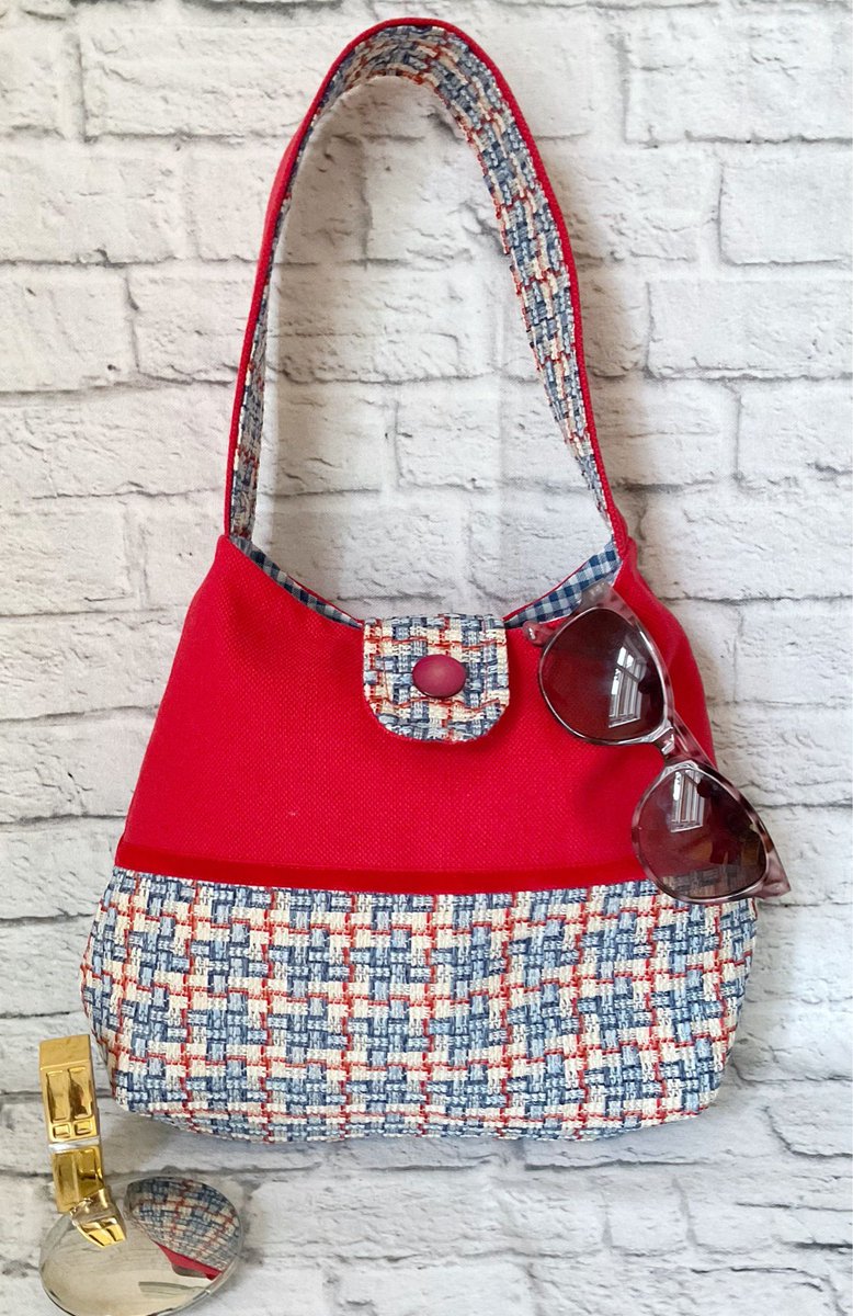 Banish the Monday blues with some terrific red! This Girly Bag is super stylish #EarlyBiz #shopindie #MHHSBD buff.ly/2F1nKi1