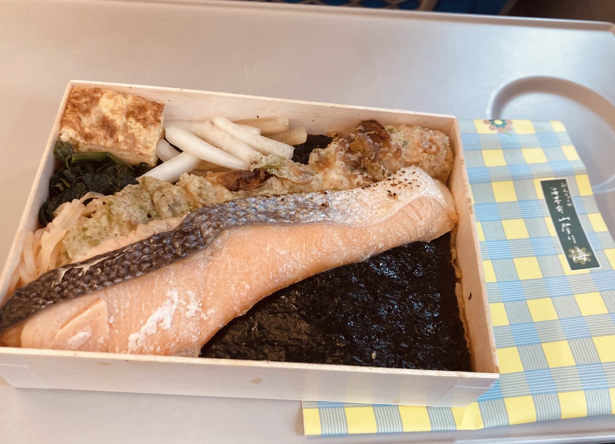 東京駅で買った海苔弁
高かったけど鮭が信じられないくらい美味しい