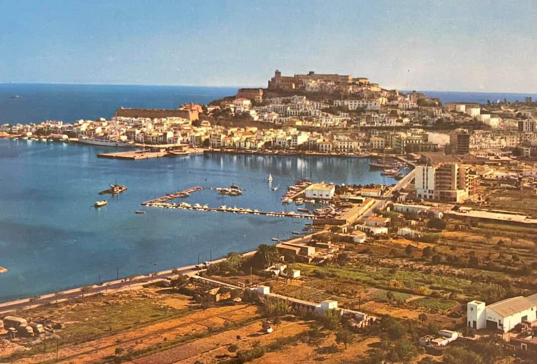 Eivissa, 1966. Abans de la seva total destrucció. Molt més tard arribarien les macro-discoteques, tocar tambors a la posta de sol, i altres merdes consemblants.