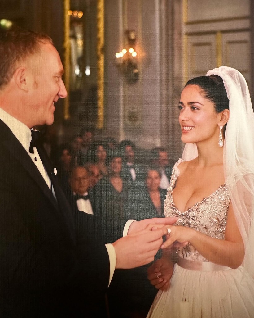 Salma Hayek comparte foto inédita del día de su boda. 👰🏻‍♀️🤵🏻💍 📸: @salmahayek