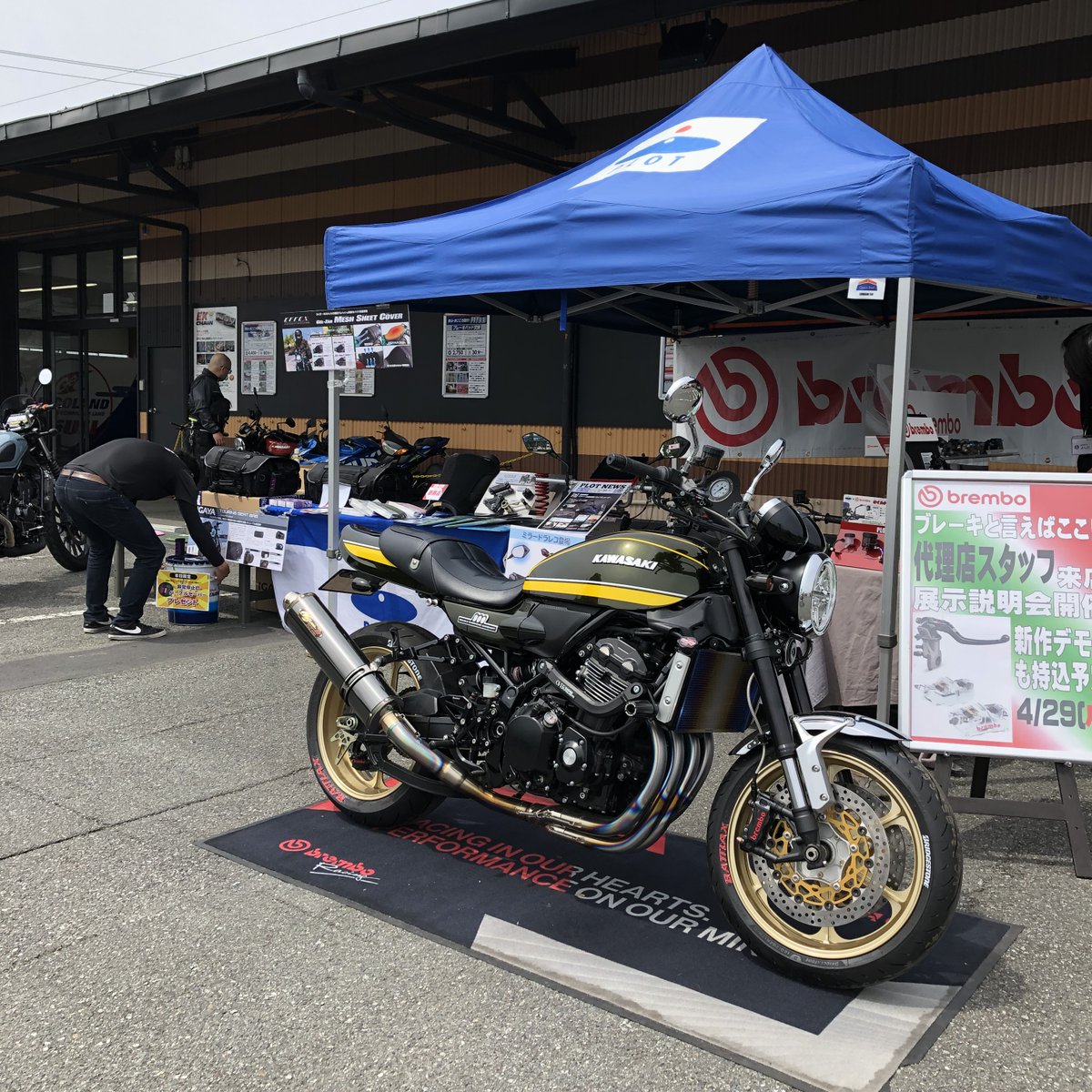 ricolandfuji's tweet image. おはようございます！ 
🎊GW最終日は #ブレンボ 商品説明会を開催中🎊

デモ車が豪華に3台も‼‼‼
店舗にない商品もブースに並んでいますので是非ご来店ください😆

併せて #IGAYA ツーリングシートバッグを展示販売しております！本日購入で非常停止灯 #パープルセーバー をプレゼントいたします🤩
