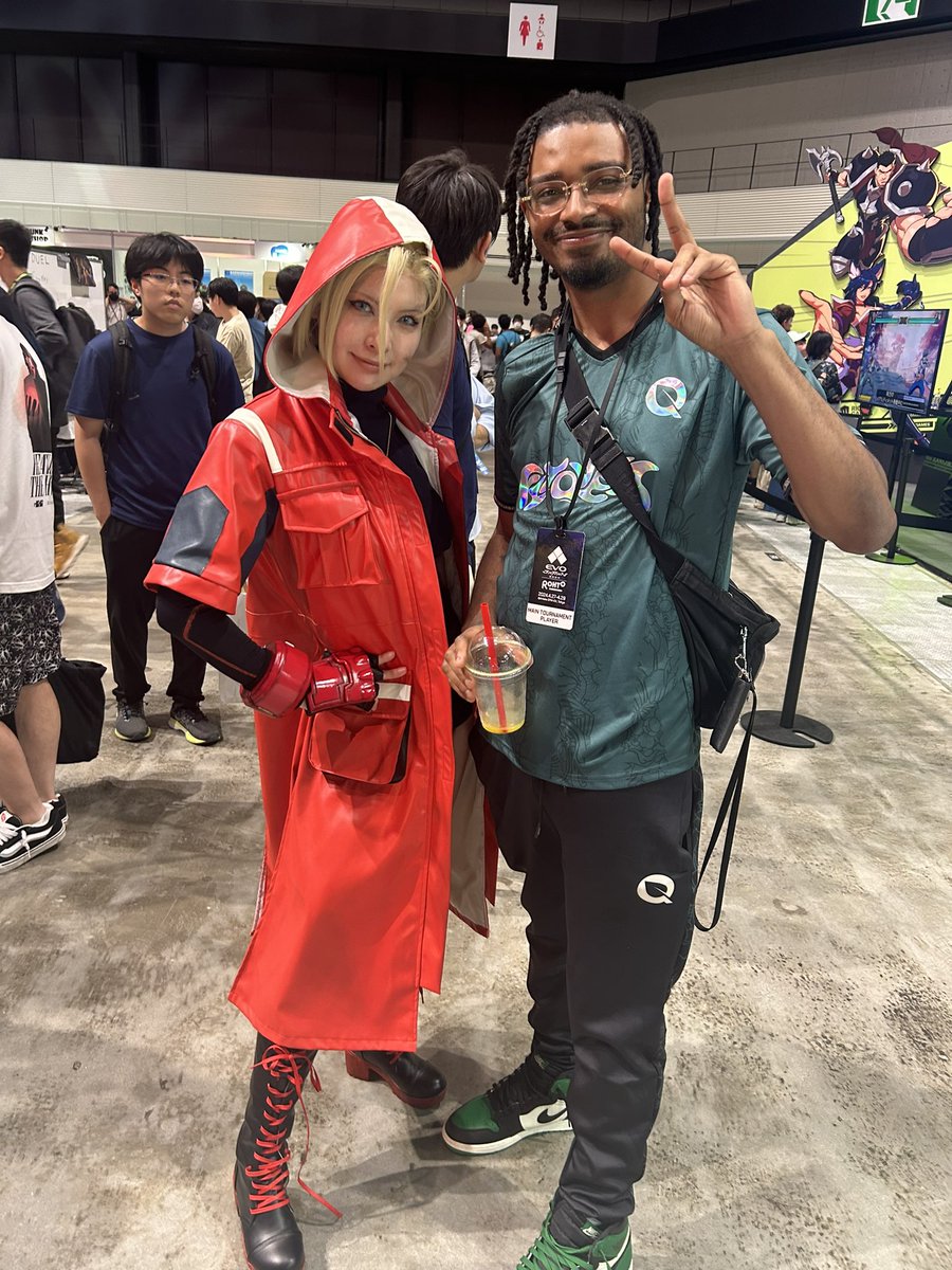 I tried to find as many Cammy cosplayers as i could at Evo JP there was so much more but not enough time with playing matches to get the pictures 😭😭