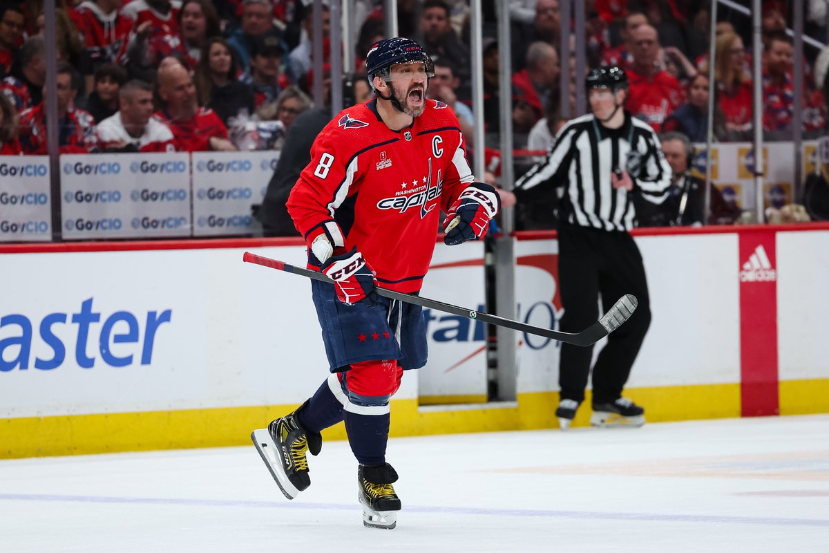 Disons que les choses ne s'améliorent pas pour Alex Ovechkin dans le match numéro 4 de la série contre les Rangers... Son temps de glace après 40 minutes de jeu : un maigre 8 minutes et 38 secondes! 🤨