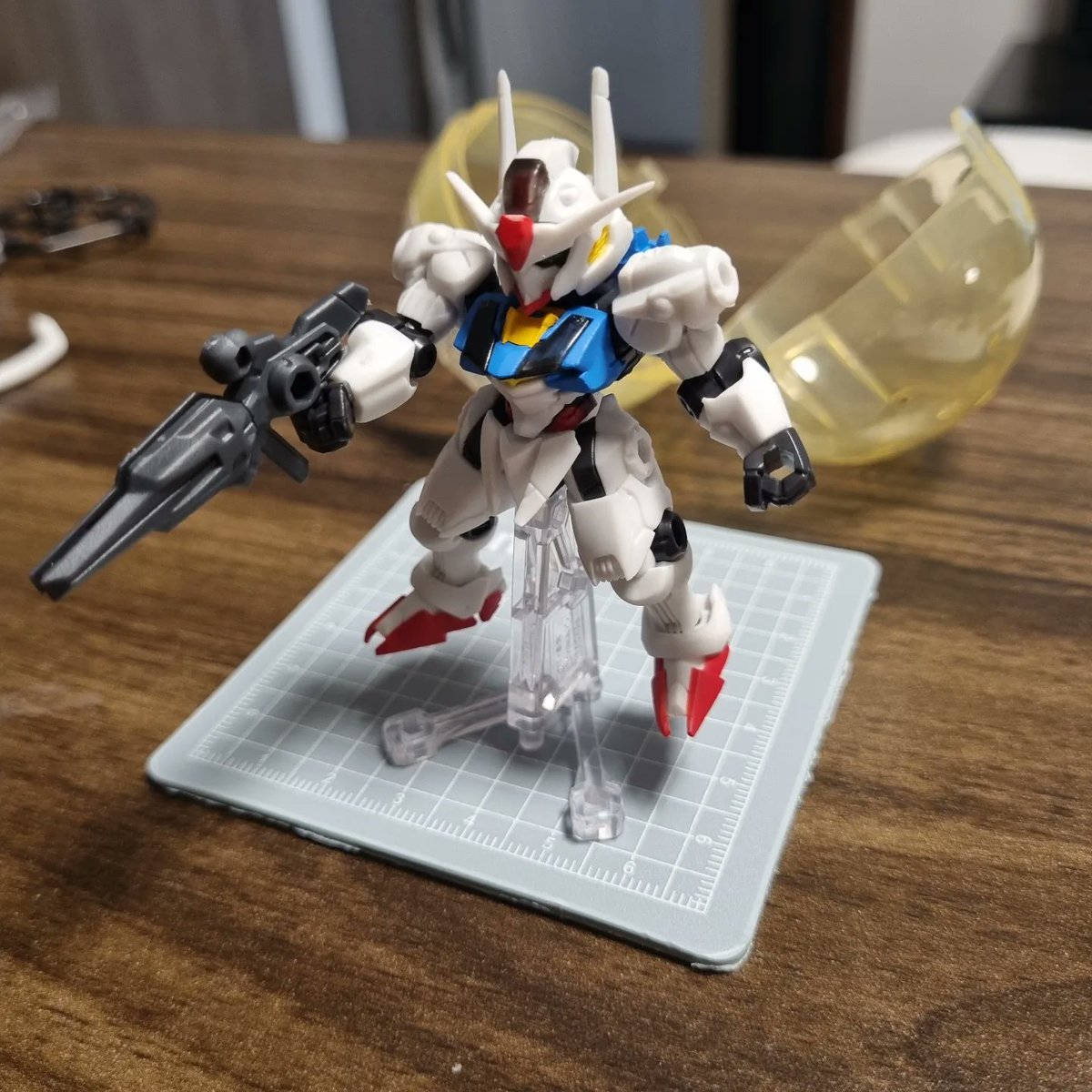 ChubbyAdrian's tweet photo. Hoy me encontré unas máquinas de gashapon y tenían de Gundam,  no me resistí y compre uno. Mi sorpresa fue que el modelo se ensambla como un mini Gunpla 😀 https://t.co/zhBDDFX1kM