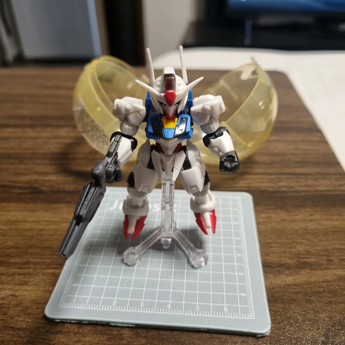 ChubbyAdrian's tweet photo. Hoy me encontré unas máquinas de gashapon y tenían de Gundam,  no me resistí y compre uno. Mi sorpresa fue que el modelo se ensambla como un mini Gunpla 😀 https://t.co/zhBDDFX1kM