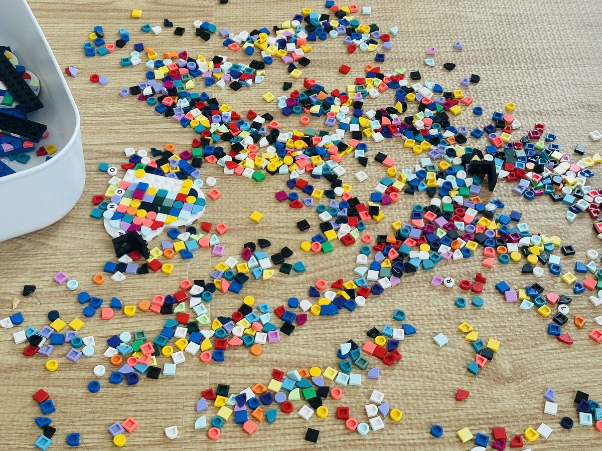 #LEGOdots

レゴランド行った時に遊んだレゴドッツが楽しかったから買ってみた

1×1のピースばっかりでピクセルアート感覚で遊べるのでチビ達夢中で遊んでる！

ただ片付けにくさがレベチや