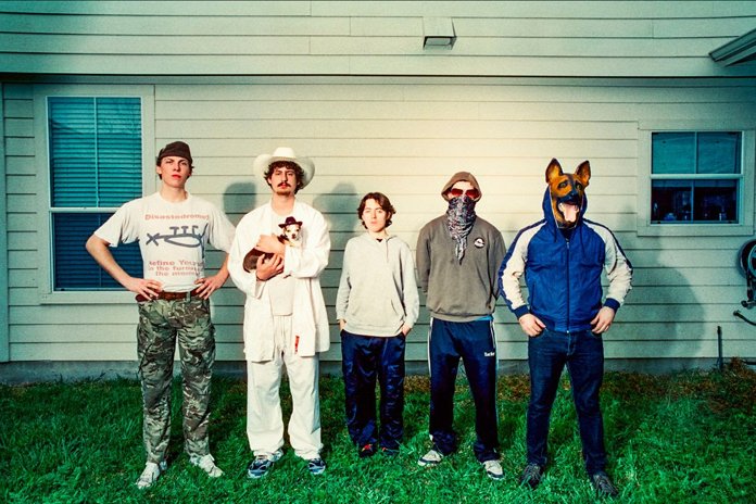 South London five-piece Fat Dog (@fatdog_fatdog) have announced their debut album, 'WOLF.' on Domino (@Dominorecordco), and shared a new song from it, “Running,” via a music video. They have also announced some fall North American tour dates. undertheradarmag.com/news/fat_dog_a…