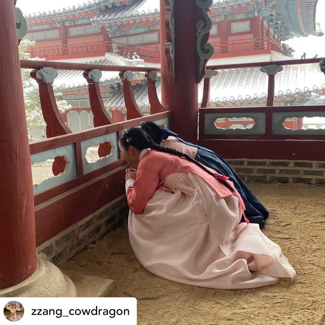 mrqueentv's tweet photo. Hiding from trouble 😉

#철인왕후 #MrQueen👸🏻 #KDrama #BestKoreanEntertainment #ShinHaeSun #KimJungHyun #BaeJongOk #KimTaeWoo #SeolInAh #NaInWoo #ChaChungHwa #KimInKwon #YooMinKyu #LeeJaeWon #ChoiJinHyuk #JoYeonHee #SonSoMang #YooYoungJae #ChaeSeoEun https://t.co/AolIHDV1UH