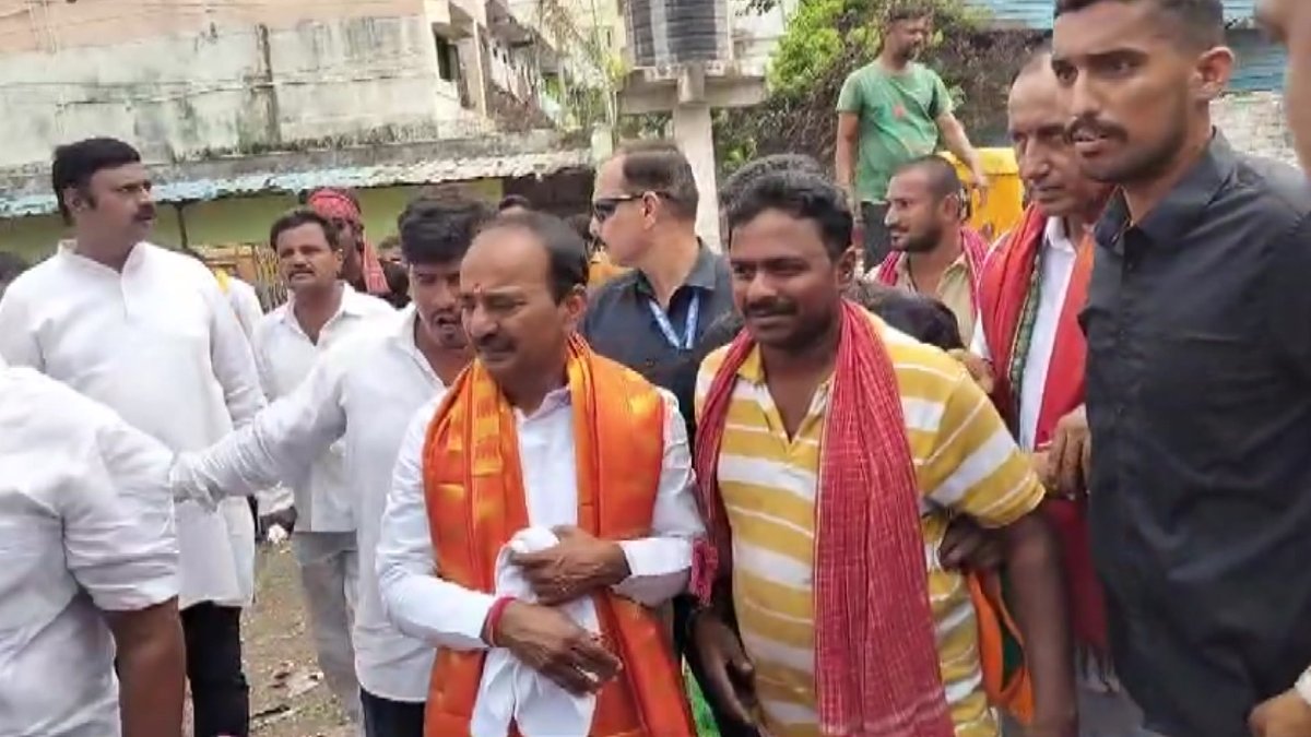 BJP's Malkajgiri LS candidate Etala Rajender visits Bowenpally market during election campaign

Edited video is available on PTI Videos (ptivideos.com) #PTINewsAlerts #PTIVideos @PTI_News