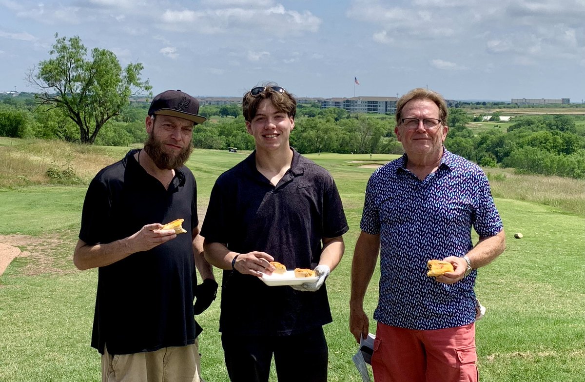 KnowClass53's tweet image. Had to let the clubs cool off for a minute, so we crushed some dogs at the turn. #3Gs