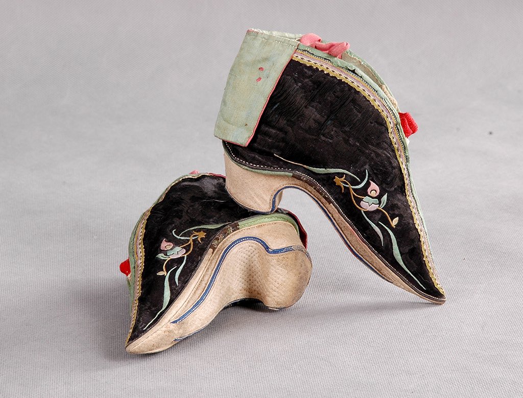 激レア　中国　清代のアンティーク　時代物　三寸金蓮 女性の靴　飾り稀少　極上レア 激レア 中国 清代のアンティーク 時代物 三寸金蓮 女性の靴 飾り稀少