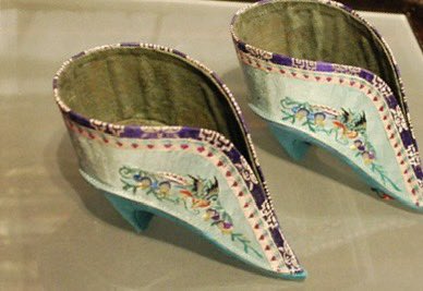 三寸金莲博物馆，把清代骚货们的淫具展示出来，相当于骚妇被干死后把