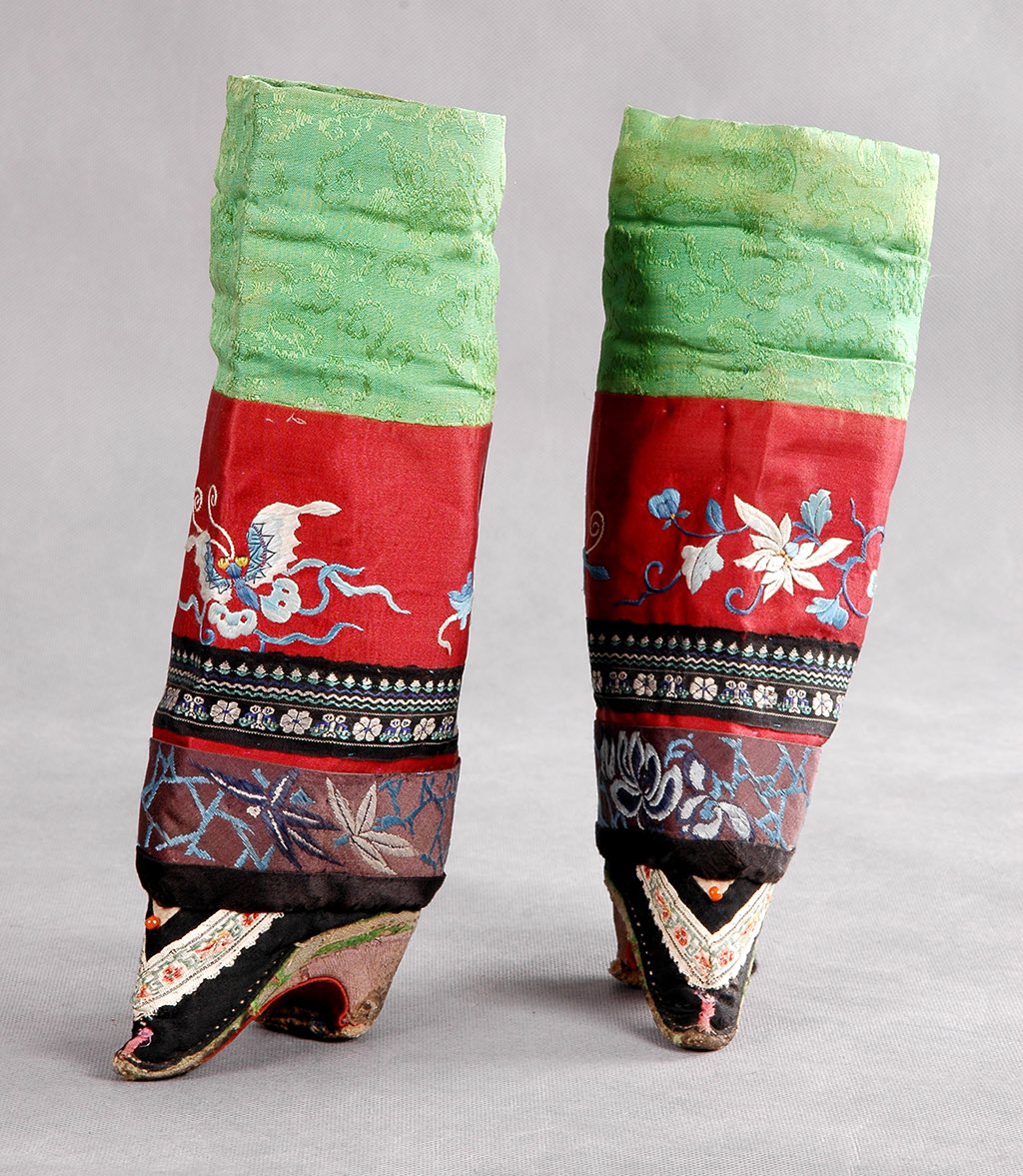 三寸金莲博物馆，把清代骚货们的淫具展示出来，相当于骚妇被干死后把