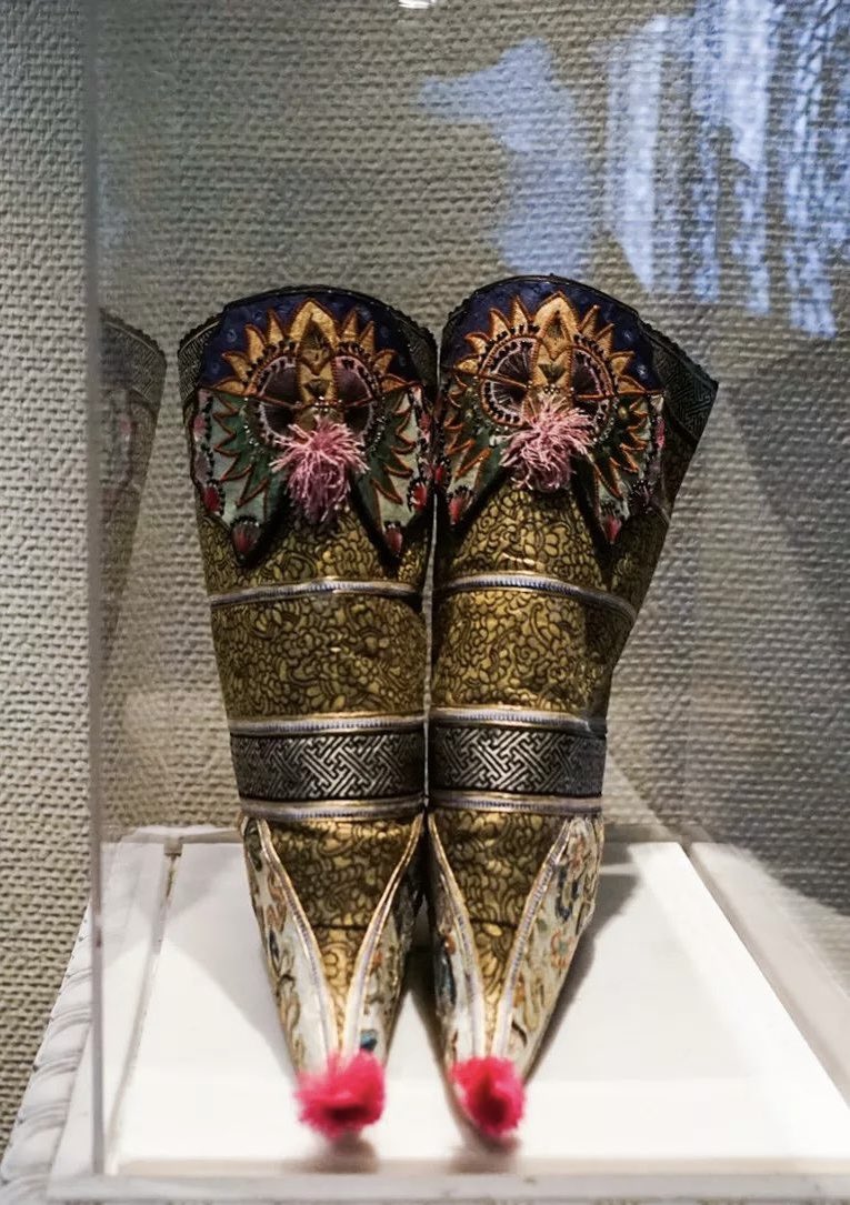 激レア　中国　清代のアンティーク　時代物　三寸金蓮 女性の靴　飾り稀少　極上レア 三寸金莲博物馆，把清代骚货们的淫具展示出来，相当于骚妇被干死后把