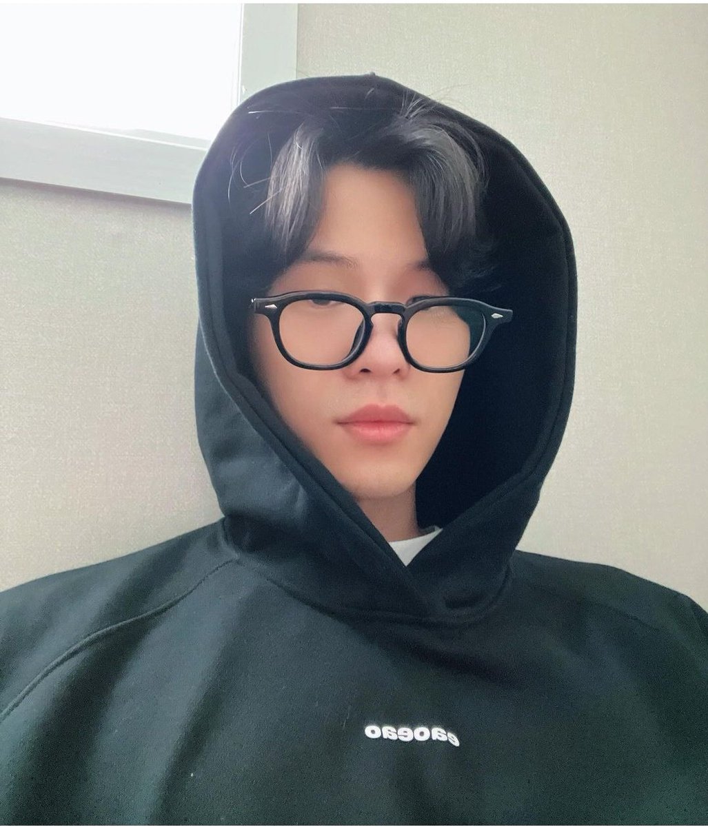 📸| Miau, você piscou e o gatinho apareceu. 

- Jion via instagram à 15 horas atrás 

#Yunjion #윤지온