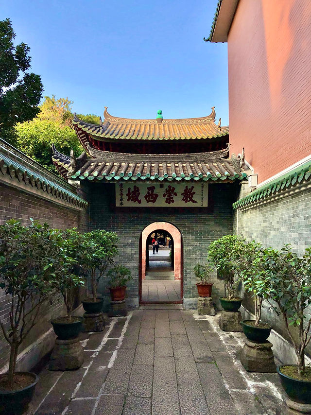 Masjid tertua di luar dunia Arab terletak di Guangzhou, Tiongkok. Dibangun pada tahun 627 M dan konon didirikan oleh Sa'ad bin Abi Waqash, salah satu sahabat Nabi.