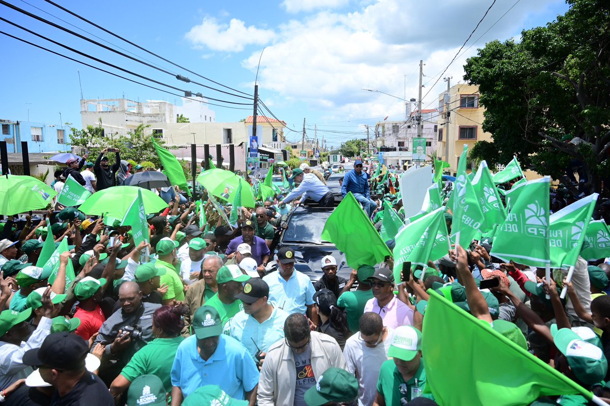 Extraordinario y masivo respaldo hemos recibido hoy en San Pedro de Macorís y Santo Domingo Este, donde el pueblo se lanzó a las calles en apoyo a las candidaturas de la #FuerzaDelPueblo. Este 19 de mayo #vota3 para que vuelva el progreso a la República Dominicana.