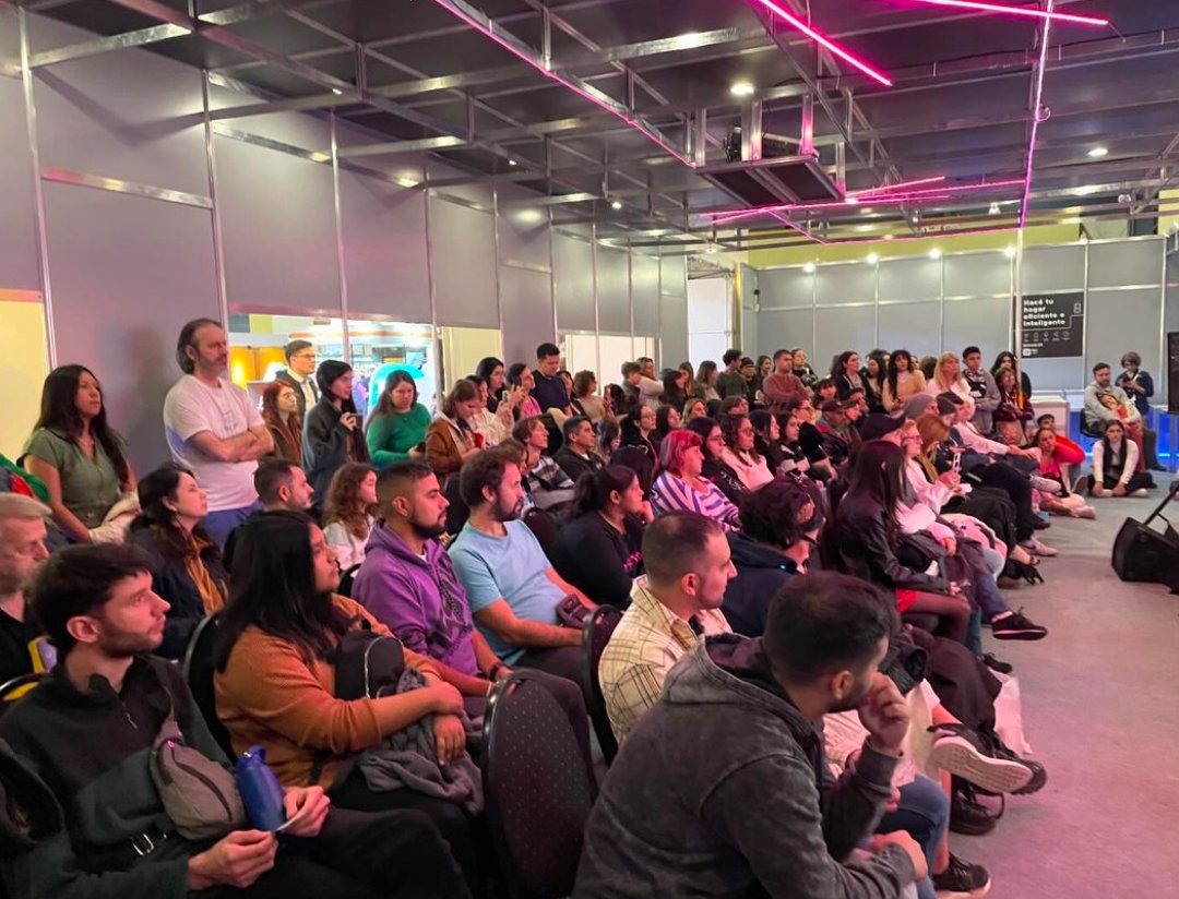 natyescucha's tweet photo. cuando das una charla en la feria del libro y lo haces a sala llena 🥹💖
un placer participar de una movida tan linda, que se repita! https://t.co/PqGLQEbSGt