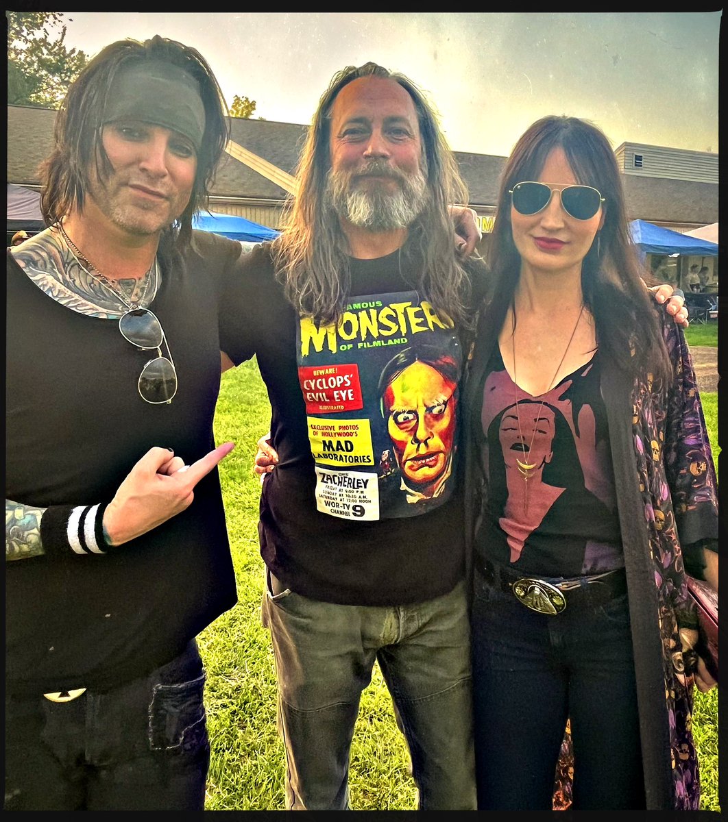 Got to talk in person with one of my favorite people on this app, @acevonjohnson !!! Put on a great show in our podunk (and I mean podunk) town. We had a blast! Come for a visit soon, Ace!!! #MutantFam #FasterPussycat #LAGuns #AdoptDontShop