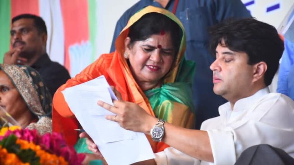 A video of the conversation of BJP leader Imarti Devi from Scindhia faction is going viral, in which she is expressing her displeasure with BJP and talking about supporting the Congress candidate from Bhind-Datia and Gwalior.

This is a big loss for BJP.

#LokSabhaElections2024